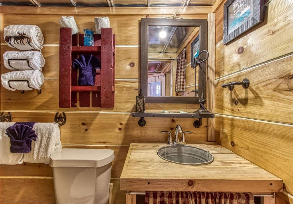 The Tiny Barn, 1089 Free Tickets Each Paid Day, Dollywood And More Сев'єрвілл Екстер'єр фото