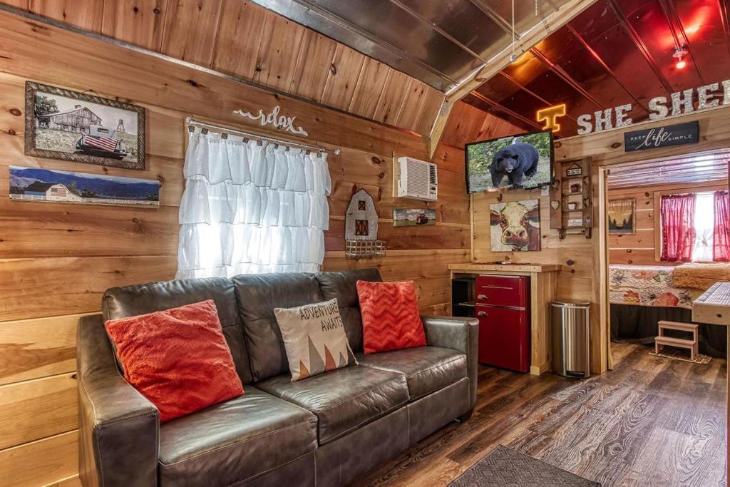 The Tiny Barn, 1089 Free Tickets Each Paid Day, Dollywood And More Сев'єрвілл Екстер'єр фото