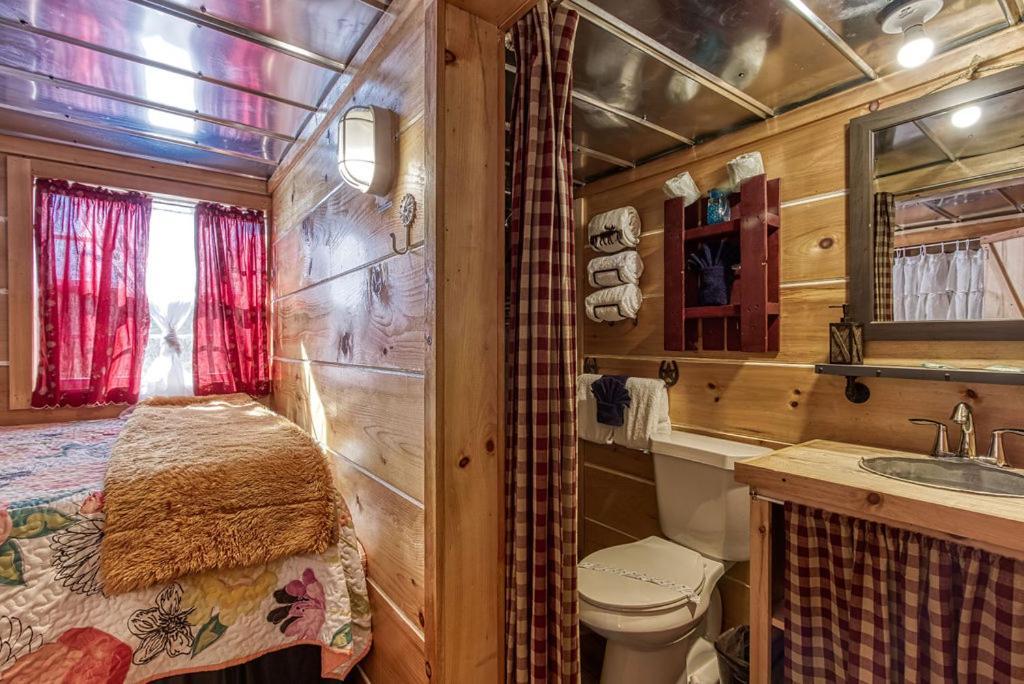 The Tiny Barn, 1089 Free Tickets Each Paid Day, Dollywood And More Сев'єрвілл Екстер'єр фото